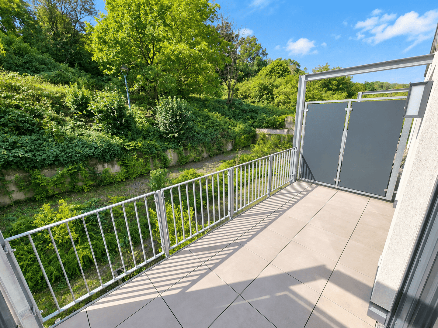 Neuwertige 2-Zimmer-Wohnung mit großem Balkon und Einbauküche in Trier-Kürenz, 54295 Trier