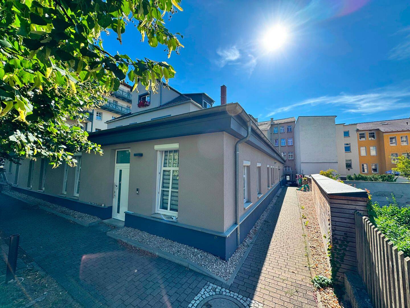 Außergewöhnlich wohnen! Großzügige 4-Raum-Wohnung mit Wohnküche, Komfortbad und Stellplatz in Gera., 7546 Gera