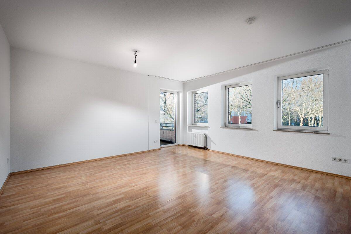 Direkt vom Eigentümer: Helle, moderne 2-Zimmer-Wohnung mit Balkon!, 40599 Düsseldorf (Benrath Hassels Holthausen Reisholz)