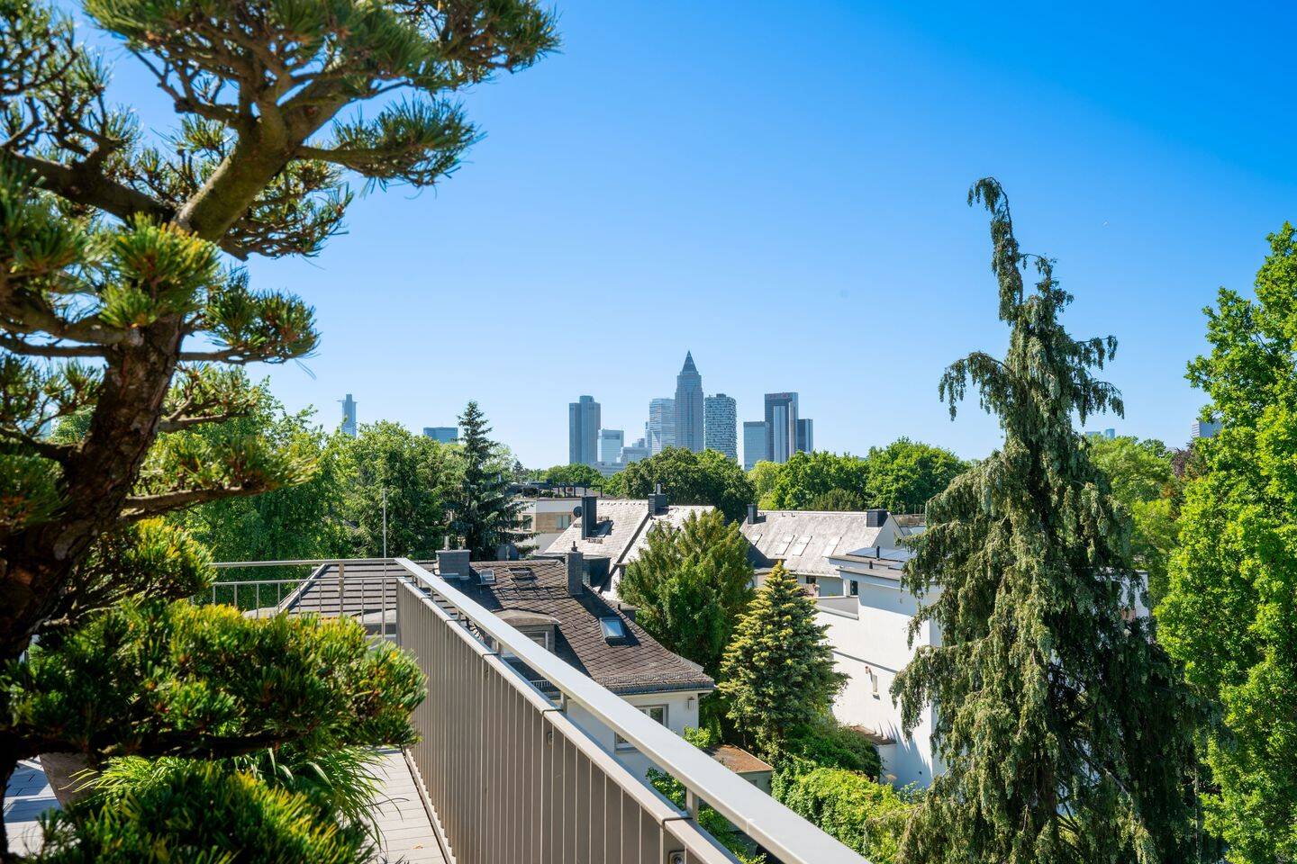 Traumhafter Skylineblick – Exklusives Penthouse mit Rooftop im Frankfurter Diplomatenviertel