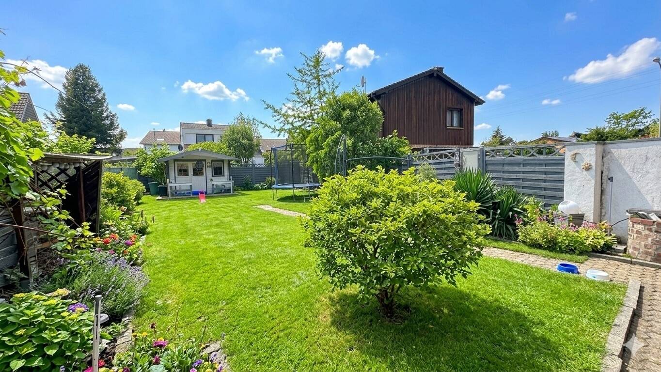 EFH in zentraler Lage! Laufend modernisiert, 6 Zimmer, 141 qm in zentraler Lage mit XL Garten uvm., 52355 Düren