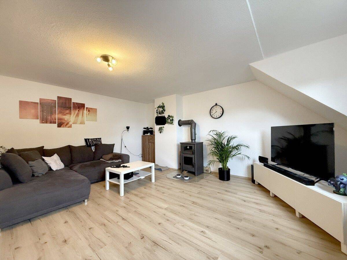 Wohnen mit Wohlfühlfaktor: Helle Dachgeschosswohnung mit Kaminofen, 46147 Oberhausen (Alsfeld Holten Schmachtendorf Sterkrade-Nord)