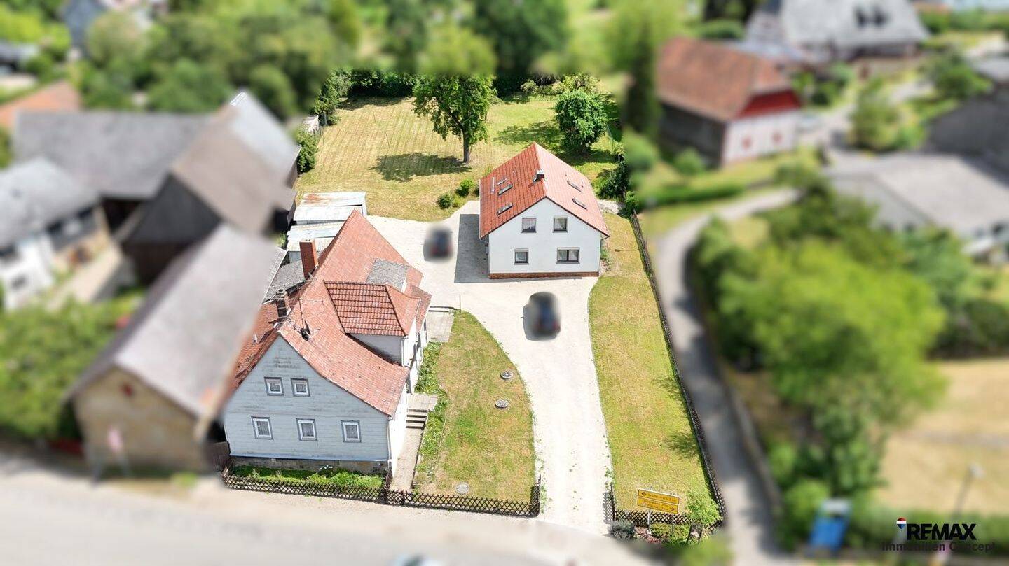 Ein Kaufpreis, zwei Häuser: 2.030 m² Grundstück mit viel Raum für eigene Ideen., 96269 Großheirath