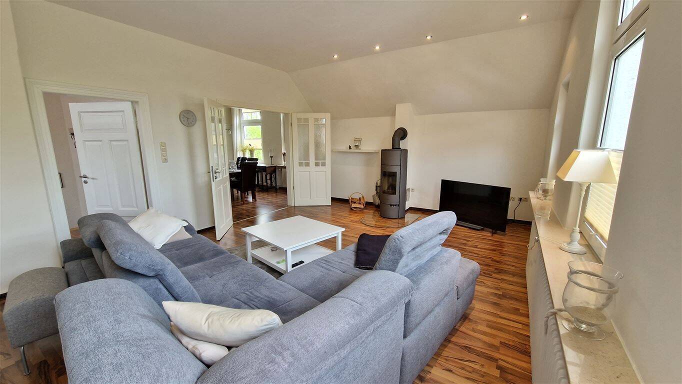 Große Maisonette-Wohnung in Altbauvilla mit Dachterrasse + Garten, 26434 Wangerland