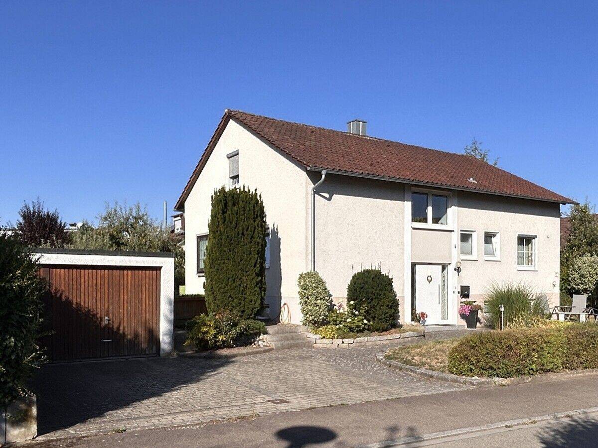 Gepflegtes Einfamilienhaus mit Ausbaupotenzial in begehrter Lage von Laupheim, 88471 Laupheim