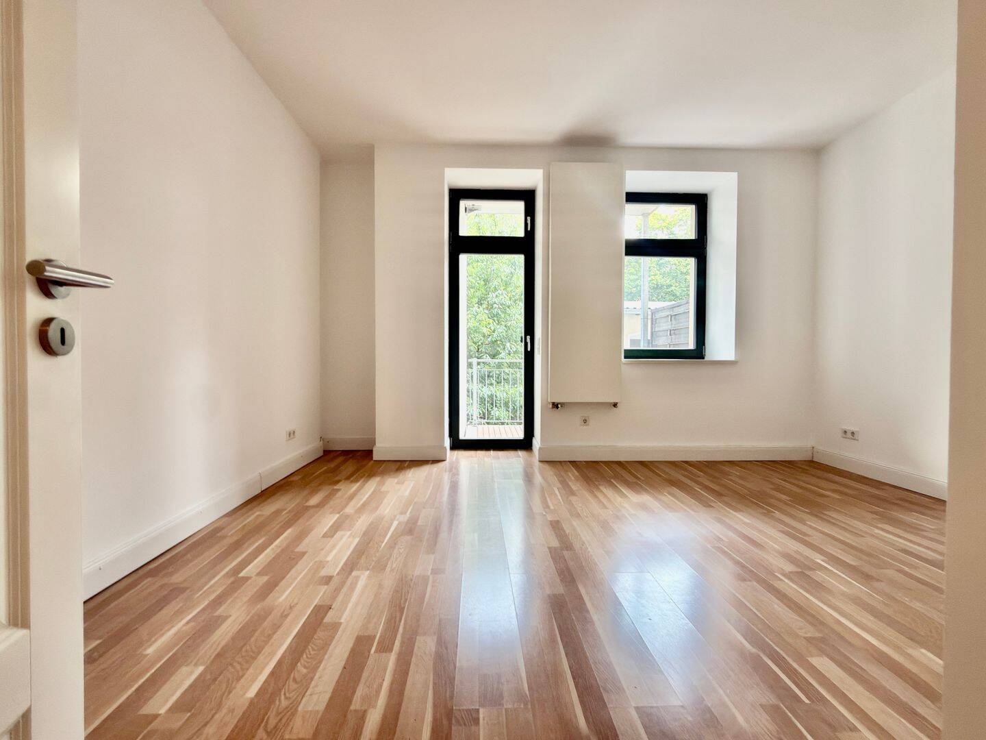 Gründerzeit Altbau – bezugsfreie 3 Zimmer Wohnung – Balkon & Einbauküche mit Energieklasse A