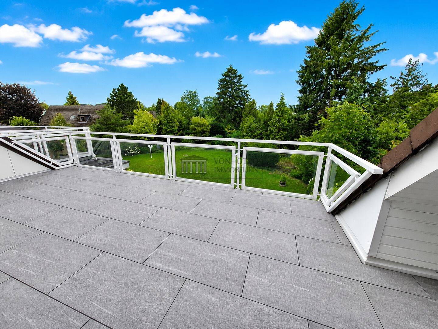 Hier möchten Sie Ihr Leben genießen! Mit traumhaftem Blick ins weitläufige Gartenidyll, 22145 Hamburg (Wandsbek Farmsen-Berne Rahlstedt)