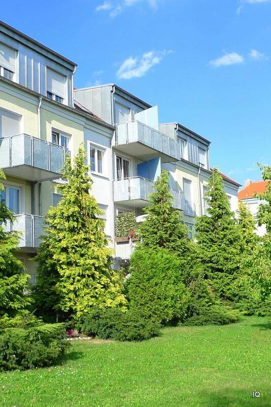 Ab Nov. 2026: Gemütliche 2-Zi.-Dachwohnung mit Balkon und Parkett * Einbauküche soll abgelöst werden, 1219 Dresden