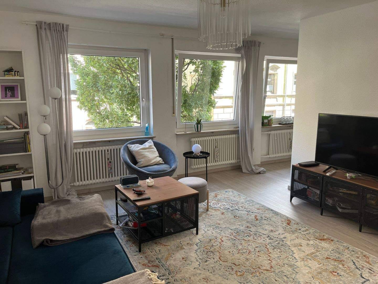 Schön geschnittene 2 ZW mit teiloffener Küche, Einbauküche und kleinem Balkon im 1. OG mit Aufzug – Stellplatz oder Garage optional, 90478 Nürnberg (Dutzendteich Gleißhammer Glockenhof Sankt Peter Zerzabelshof)