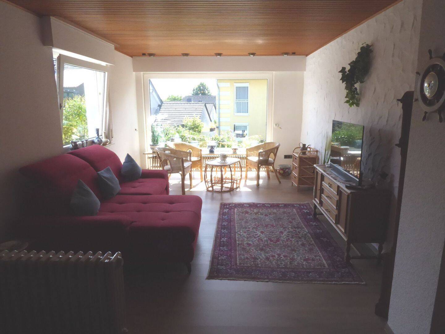 Modernisierte 3 Zimmer Wohnung mit Balkon/Terrasse (kostenfreie Einbauküche auf Wunsch) für max. 3 Personen in guter Wohnlage von Gräfrath., 42653 Solingen (Gräfrath Solingen-Mitte Wald)