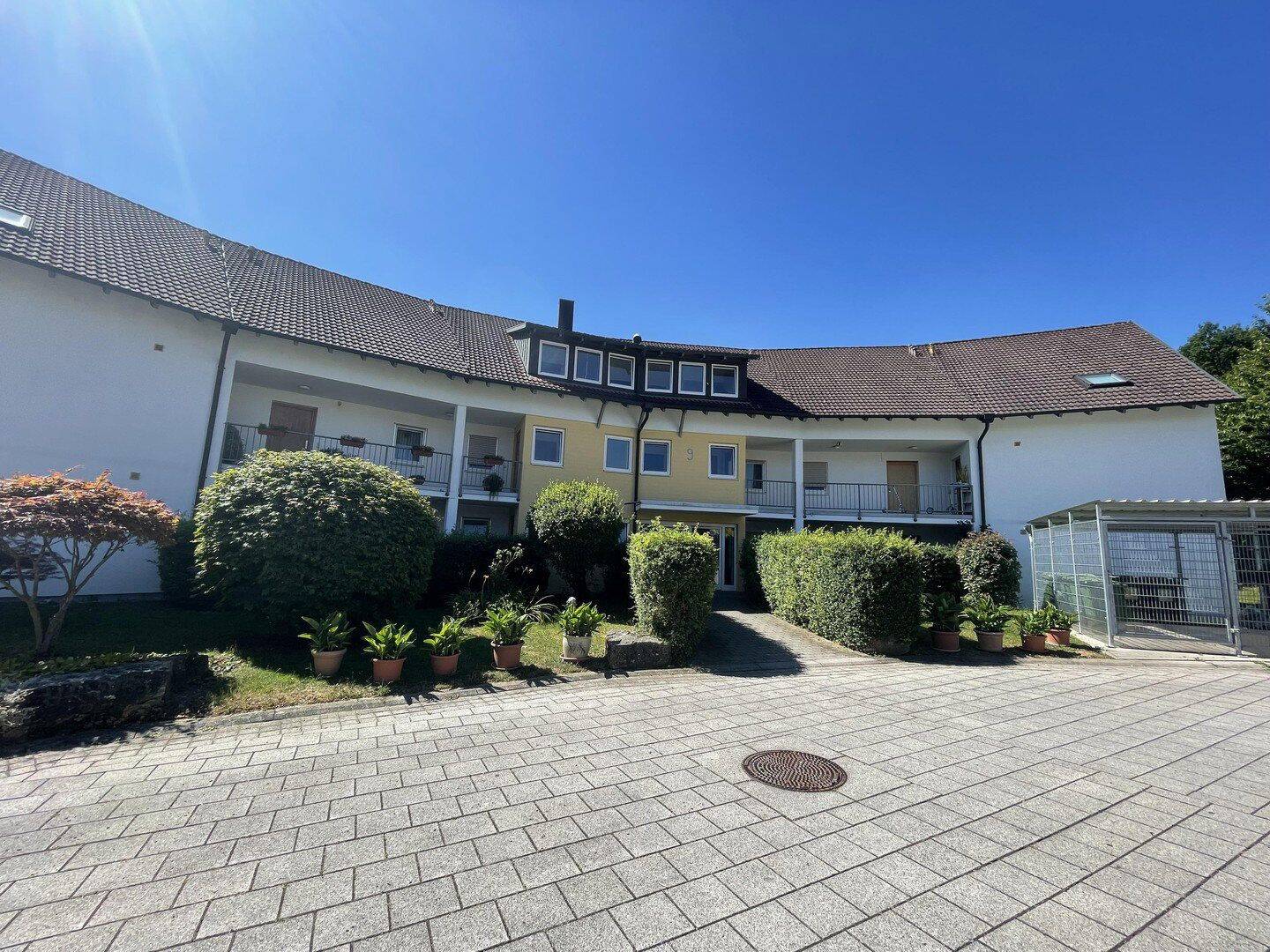 Renovierte 2-Zimmer Dachgeschosswohnung mit Terrasse und Stellplatz, 74613 Öhringen