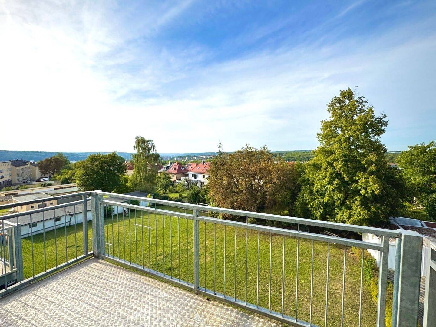 ++ „TRAUMHAFTER WEITBLICK“ vom BALKON“! TOLLE-3-ZI-WOHNUNG inkl. GARAGE! ++, 7546 Gera