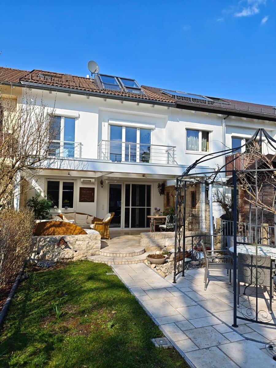 Stilvolles Reihenmittelhaus mit hochwertiger Ausstattung und privatem Wellnessbereich, 82223 Eichenau