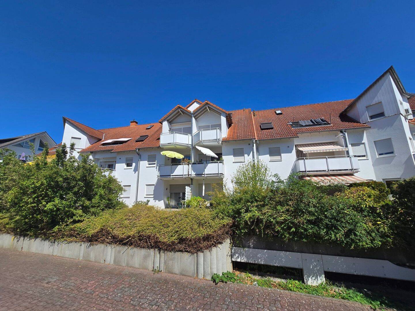 Hermann Immobilien: Helle 1-Zim.-Wohnung + ausgebautes Dachgeschoss in Hanau Steinheim, 63456 Hanau