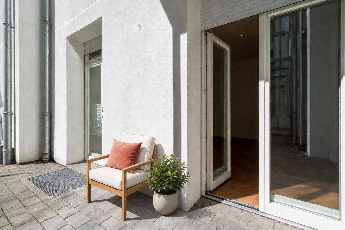 Bezugsfrei mit Innenhofterrasse – Stilvolle Ruheoase in kernsaniertem Altbau, 10249 Berlin (Friedrichshain-Kreuzberg Friedrichshain Prenzlauer Berg)