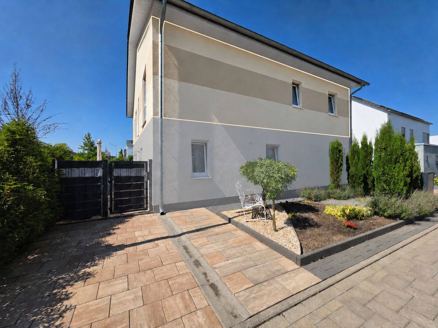 Großzügige OG-Wohnung im Zweiparteienhaus auf ca. 113 m² – 4,5 Zimmer, Balkon & zwei Bäder, 50389 Wesseling