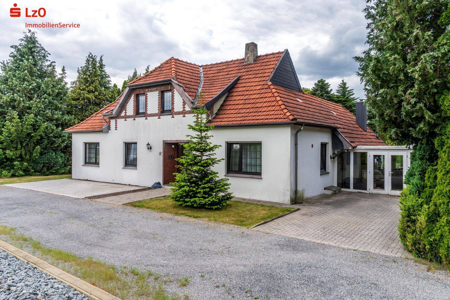 Teilsaniertes Wohnhaus mit großem Grundstück in zentraler Lage von Ocholt, 26655 Westerstede