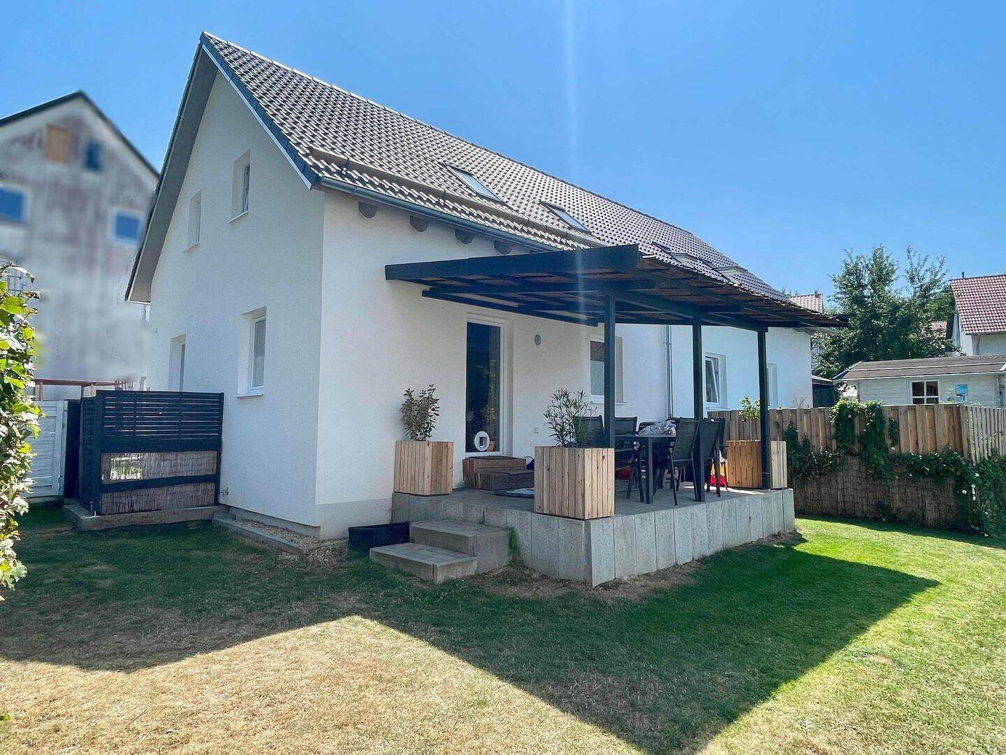 Neuwertige Doppelhaushälfte mit 2 Carport in Neuhausen / Volkenschwand, 84106 Volkenschwand