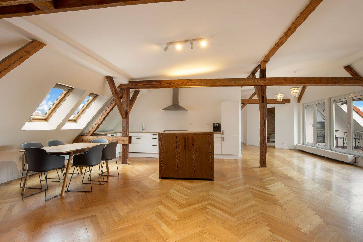 Loftartige Dachgeschosswohnung trifft Berliner Altbau Flair, 10245 Berlin (Friedrichshain-Kreuzberg Friedrichshain)