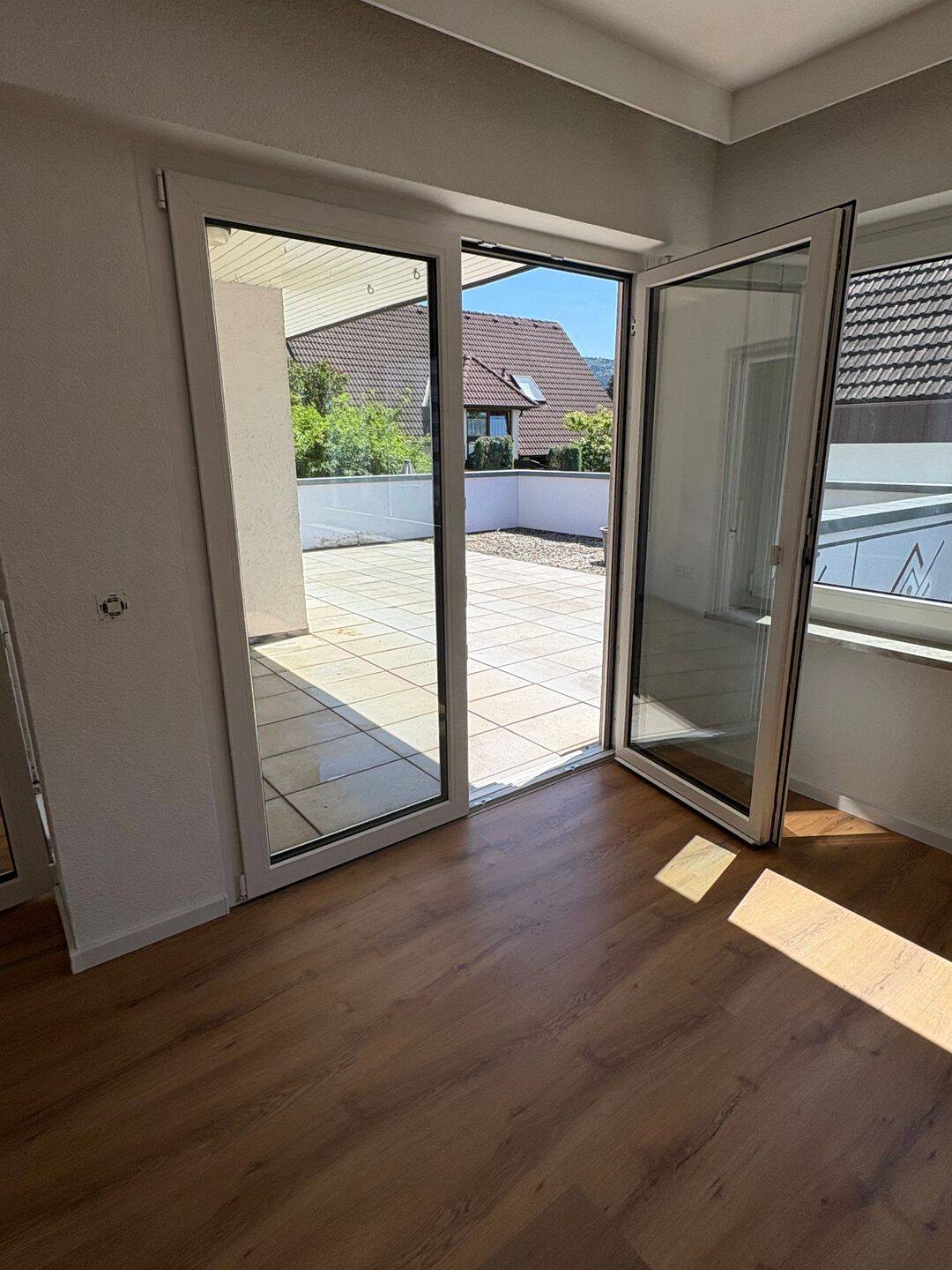 Neu renovierte 3,5-Zimmer Erdgeschosswohnung 90 m2 mit großer Terrasse in 78549 Spaichingen, 78549 Spaichingen