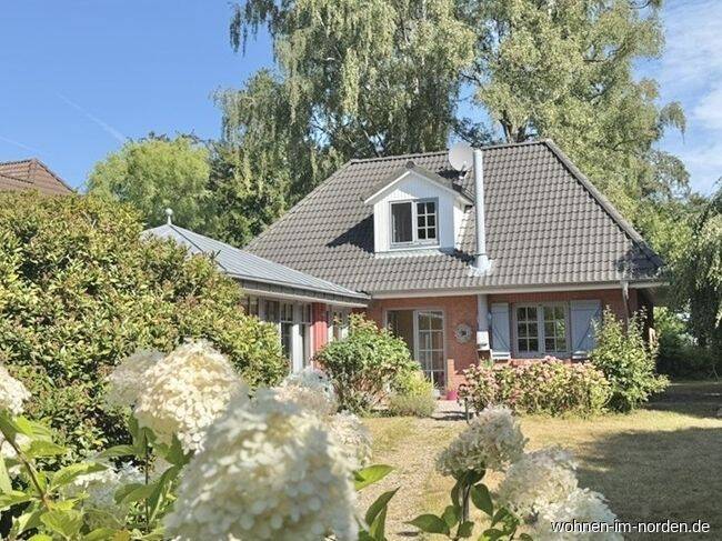 Hohwacht: Modernes Einfamilienhaus mit zauberhaftem Grundstück in allerbester Lage, 24321 Hohwacht (Ostsee)