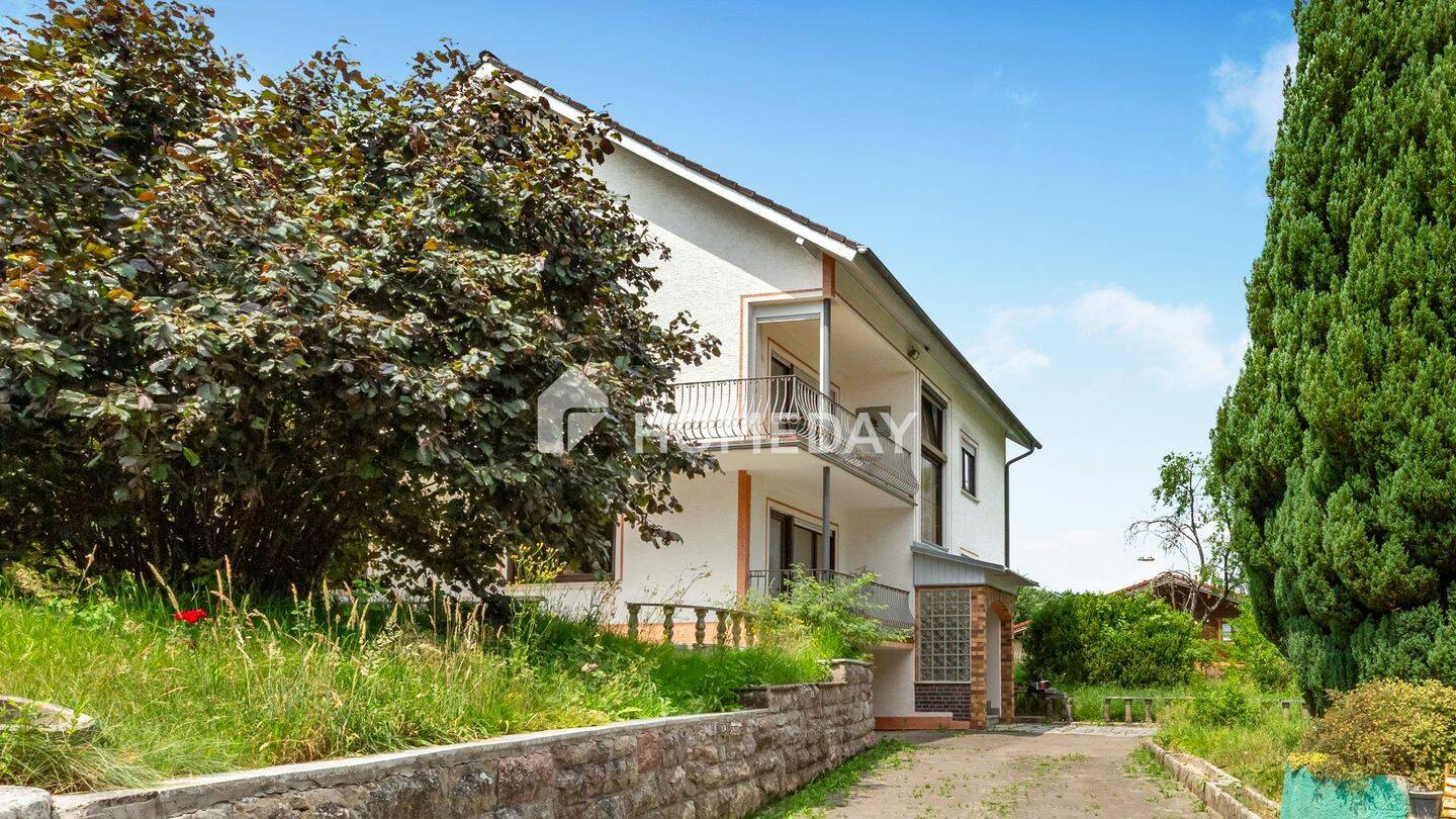 Charmantes Ein- bis Zweifamilienhaus mit großem Grundstück und Scheune in Motten-Kothen, 97786 Motten
