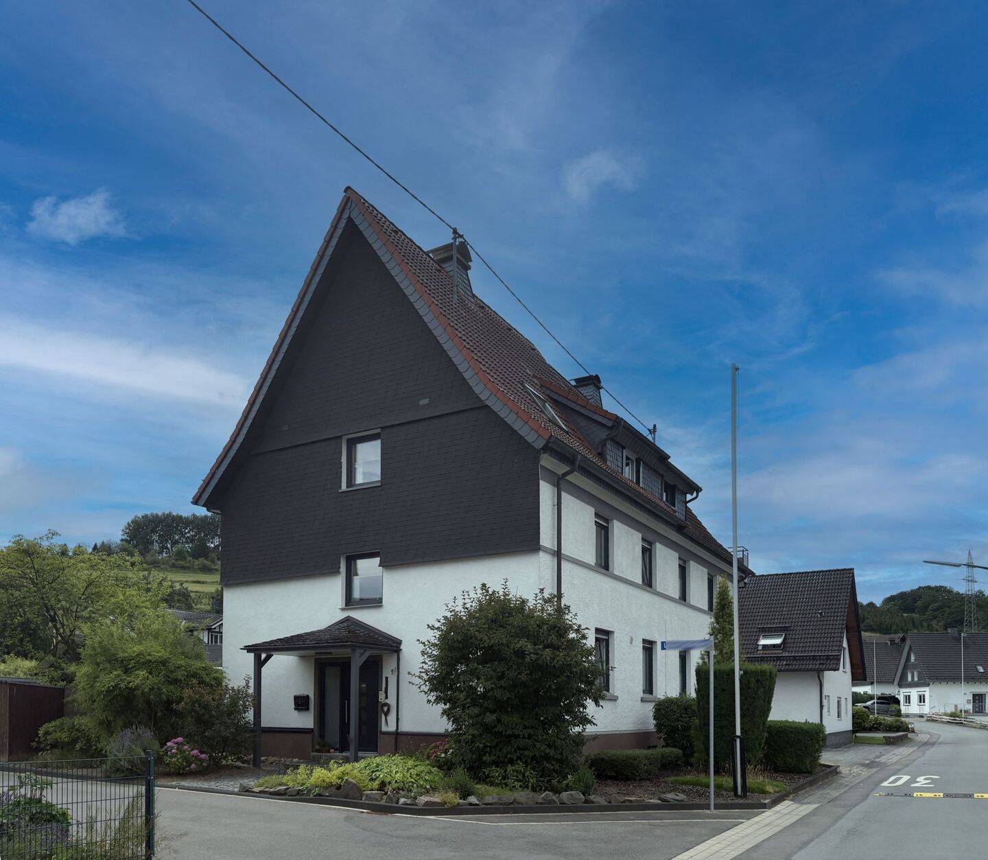 Zweifamilienhaus mit Potenzial – Doppelhaushälfte in ruhiger Lage von Maumke, 57368 Lennestadt