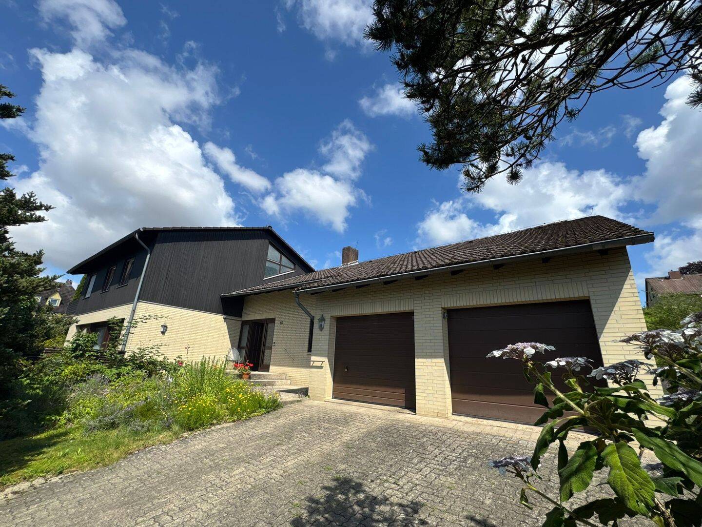 *Großes Einfamilienhaus mit Doppelgarage und Garten in bevorzugter Lage*, 37520 Osterode am Harz