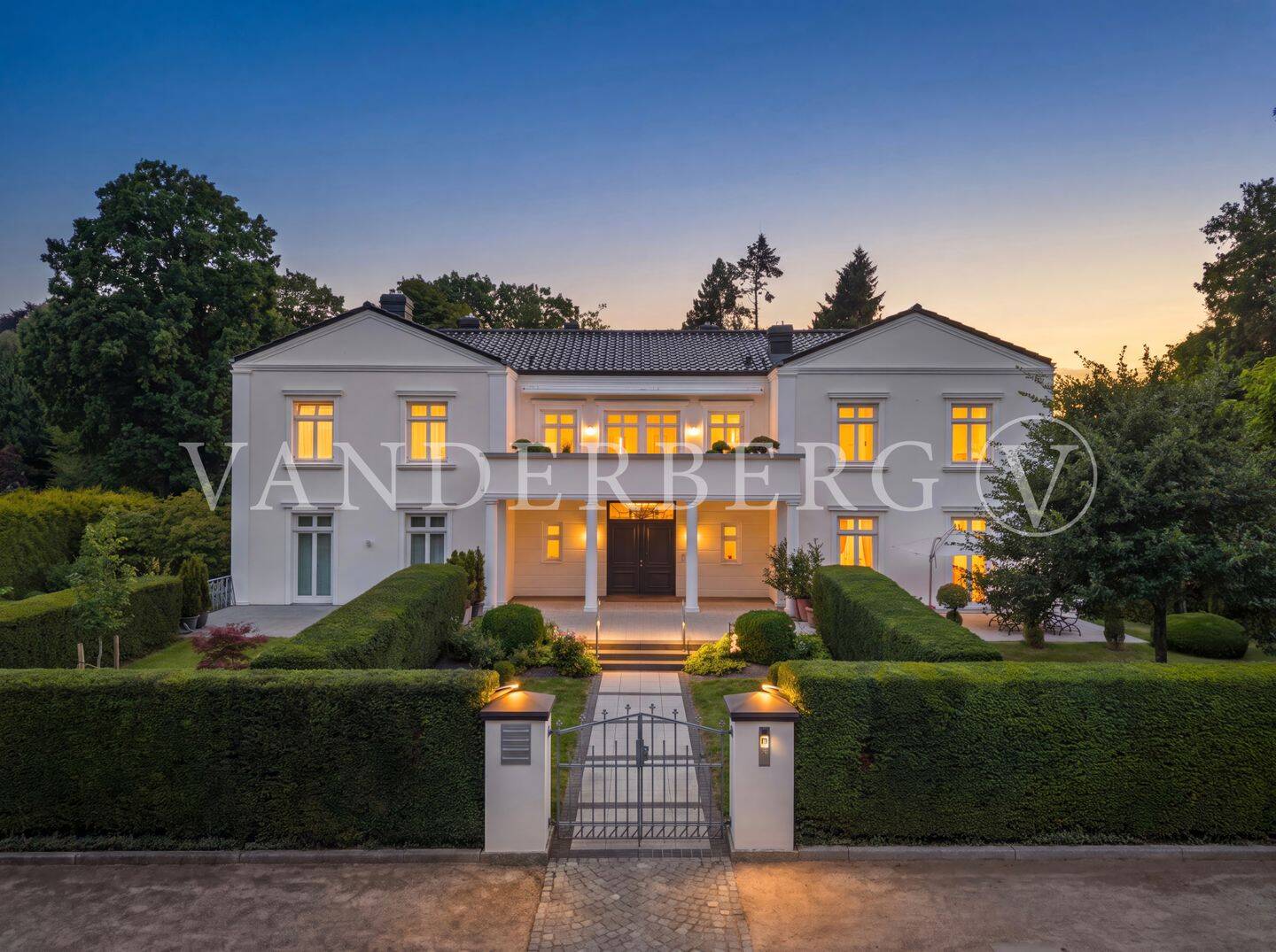 Großzügiges Anwesen in Wellingsbüttel – Wohnen mit Haus-im-Haus-Charakter, 22391 Hamburg (Wandsbek)