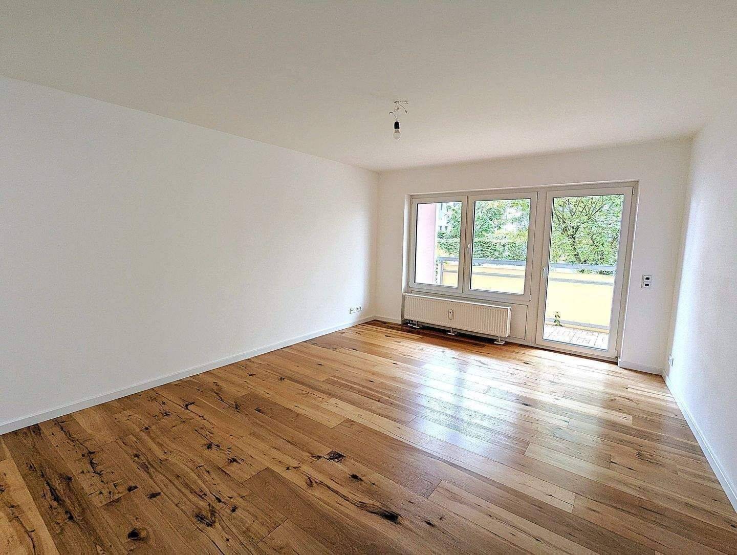 ERSTBEZUG NACH SANIERUNG: Außergewöhnlich schöne 2-Zimmer-Wohnung mit Balkon, zentral und ruhig, 90478 Nürnberg (Dutzendteich Gleißhammer Glockenhof Sankt Peter Zerzabelshof)