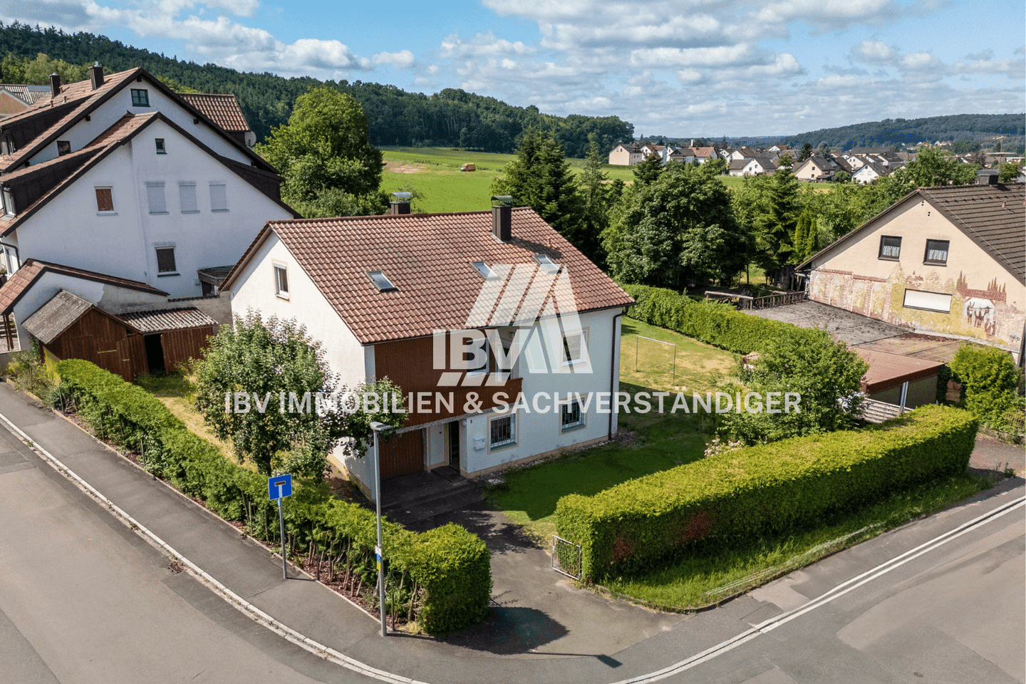 Wohnen in Ammersricht – Wohnhaus mit Einliegerwohnung und 3 Garagen, 92224 Amberg