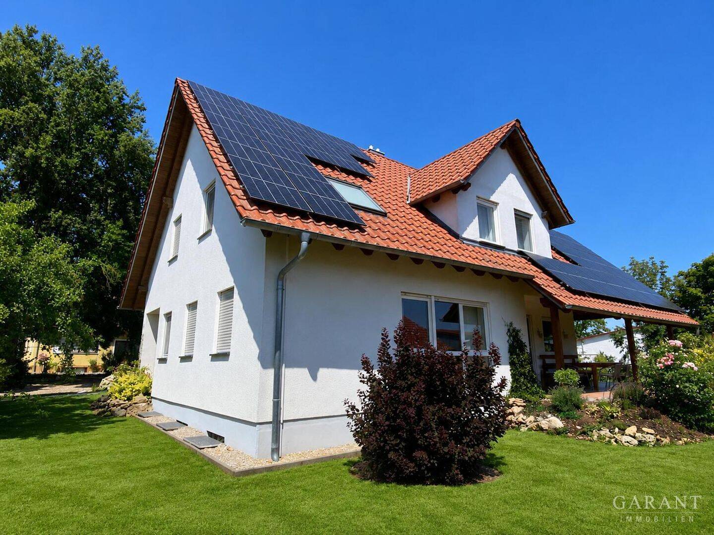Modernes Familienhaus mit Wärmepumpe, Photovoltaik und großzügigem Nebengebäude, 73467 Kirchheim am Ries