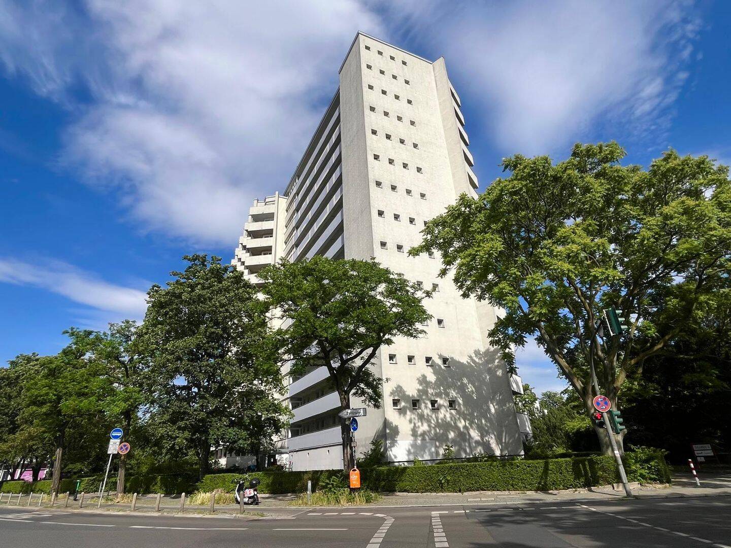 Bezugsfrei: Über den Dächern von Berlin, 2-Zimmer-Wohnung mit Balkon & Aufzug in City-West Lage, 14193 Berlin (Steglitz-Zehlendorf Dahlem Grunewald Nikolassee Schmargendorf)
