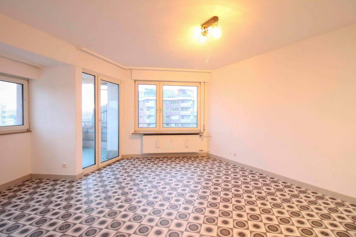 Wohnen mit Aussicht – moderne 2-Zimmer Wohnung im ikonischen Romeo-Hochhaus in Stuttgart-Rot, 70437 Stuttgart (Freiberg Mönchfeld Rot Zazenhausen Zuffenhausen)
