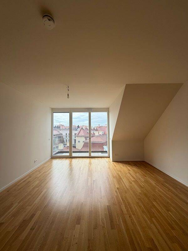 Lichtdurchflutete 4-Raum-Wohnung direkt im Zentrum: Einbauküche und Balkon, 1067 Dresden (Friedrichstadt Innere Altstadt Wilsdruffer Vorstadt/Seevorstadt-West)