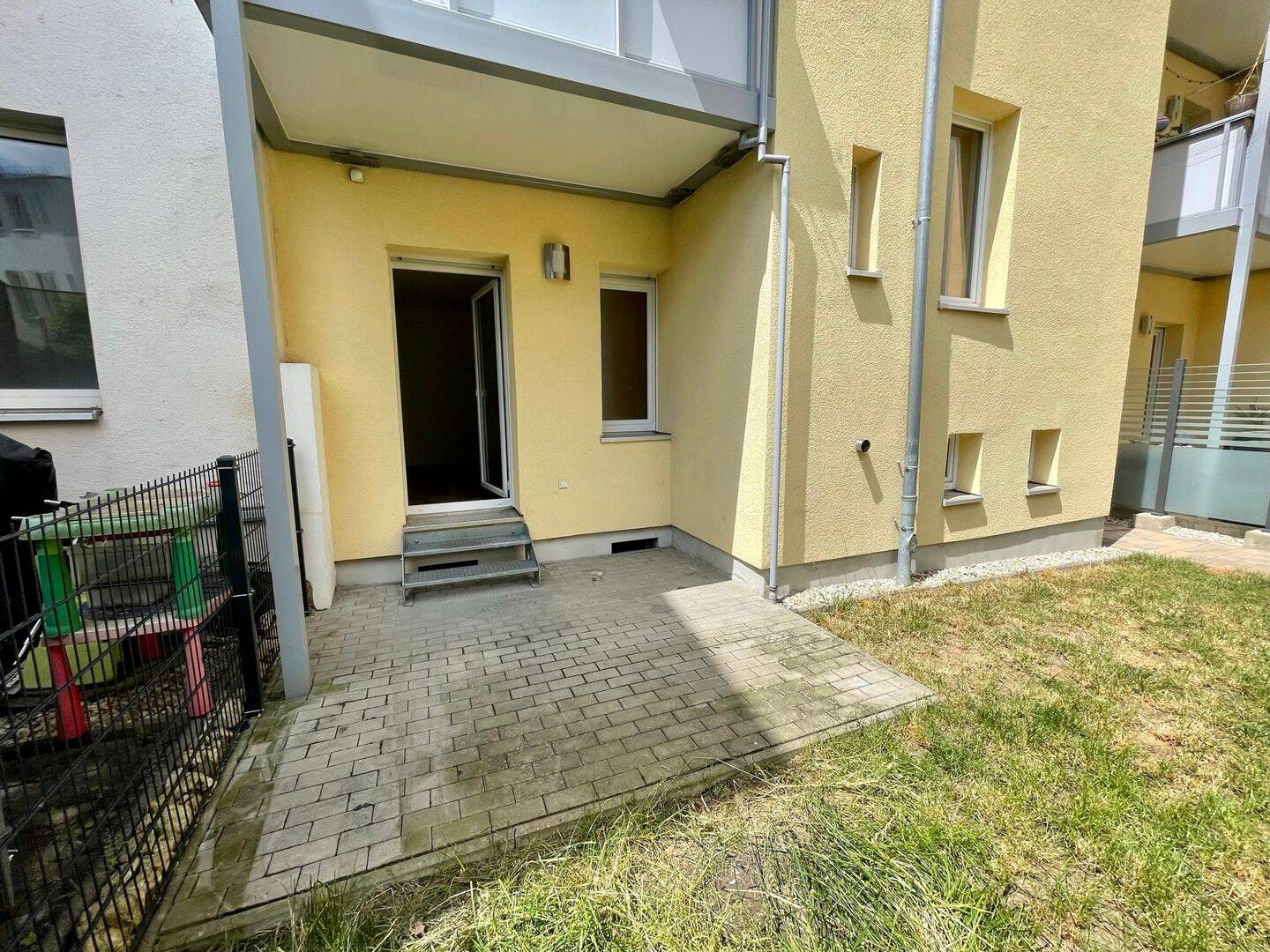 Moderne 2 Raum Wohnung mit Wanne, Dusche und Terrasse in Gera-Debschwitz!, 7548 Gera