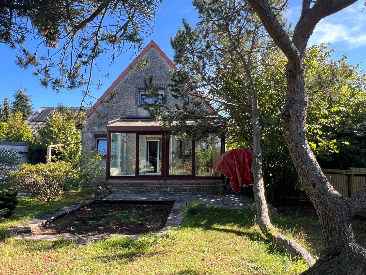 Altglienicke: freistehendes Einfamilienhaus mit Potential auf großem Grundstück in idyllischer Lage, 12524 Berlin (Treptow-Köpenick Altglienicke Kleingartenanlage Falkenbrunn 1)