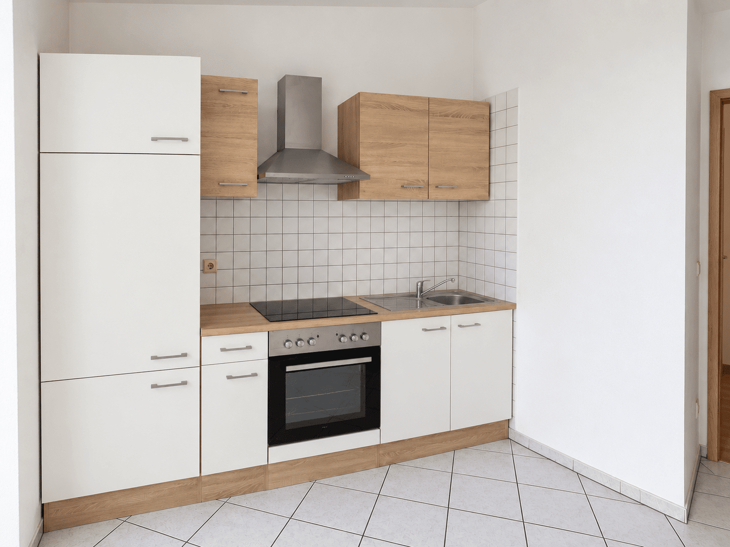 3-Zimmer-Whg mit BALKON, EBK, Laminat, Badewanne, ab sofort, 4159 Leipzig (Lützschena-Stahmeln Möckern Wahren)