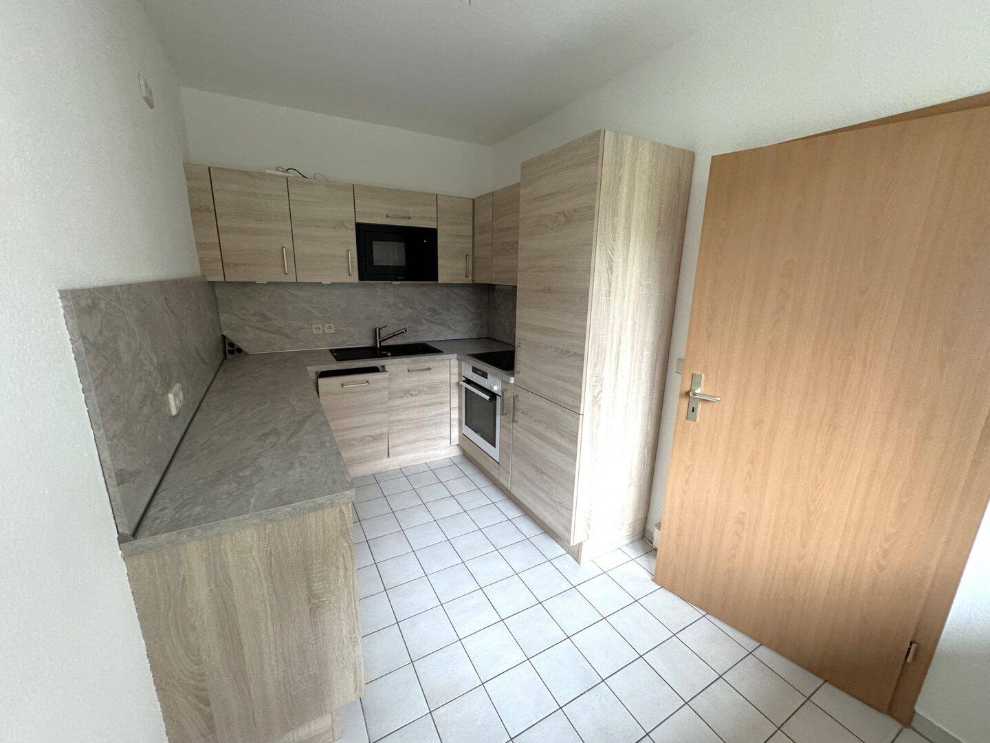 Wohnen mit Mehrwert: 2-Raum-Wohnung mit großzügigem Doppel-Wintergarten in Gera-Bieblach!, 7546 Gera
