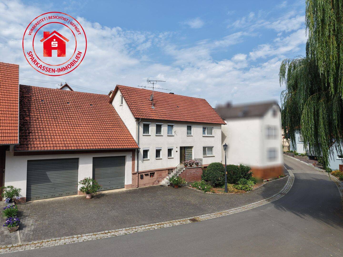 Charmantes Wohnhaus mit großer Doppelgarage in ruhiger Wohnlage von Gissigheim, 97953 Königheim