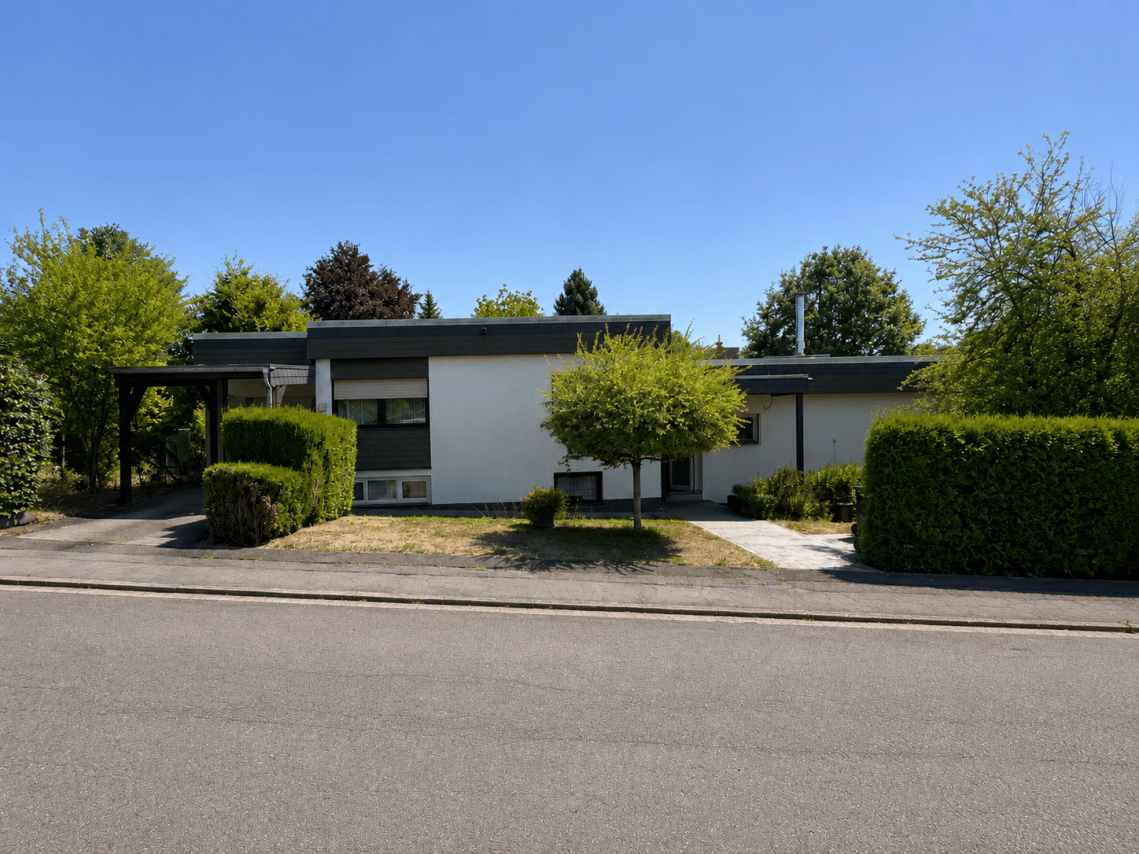 Stilvoller, freistehender Flachdach-Bungalow in Homburg: 180 m² Wohnfläche, Garage, Garten & Teich, 66424 Homburg
