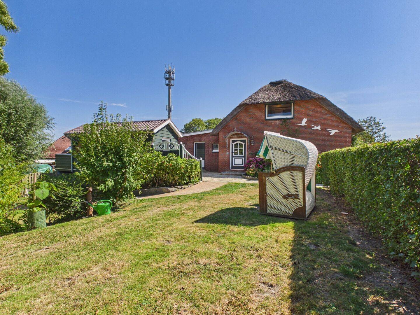 Nordstrand: Attraktive Reetdach-Doppelhaushälfte mit Kamin und Garten, 25845 Nordstrand