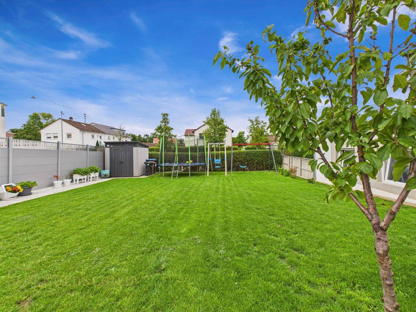 Familienhaus mit Einliegerwohnung  – Saniertes Reihenendhaus mit Garten & 187 m² | Metzingen, 72555 Metzingen