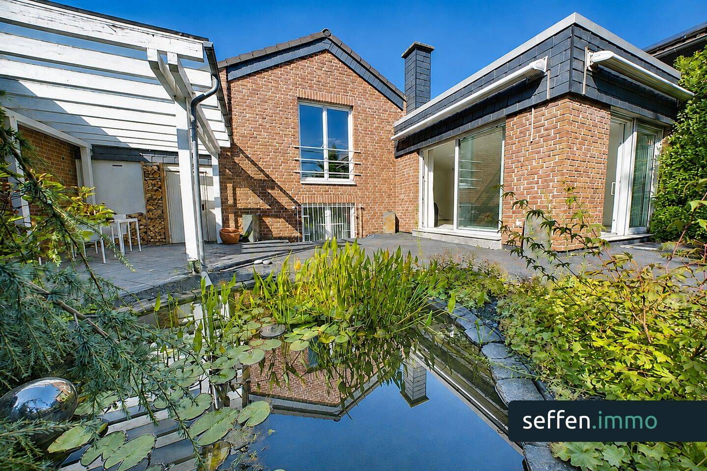 Wohnen mit Stil – Bungalow in besonderer Split-Level-Bauweise, Garten und Garage in Köln-Weiden, 50858 Köln (Lindenthal Junkersdorf Weiden)