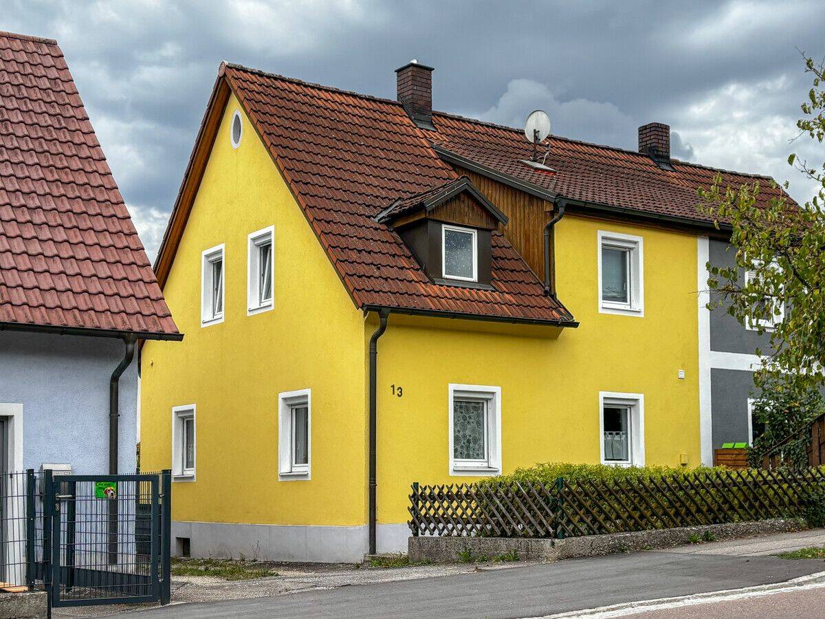 Wohnen mit Potenzial: Charmante Doppelhaushälfte in Burglengenfeld, 93133 Burglengenfeld