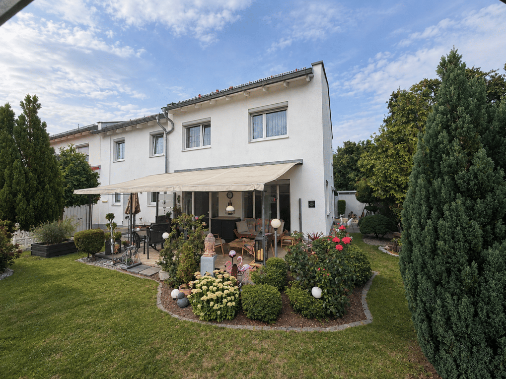 Wohnen am Wasser – gepflegtes Reiheneckhaus mit besonderem Gartenflair, 84030 Ergolding (Industriegebiet)