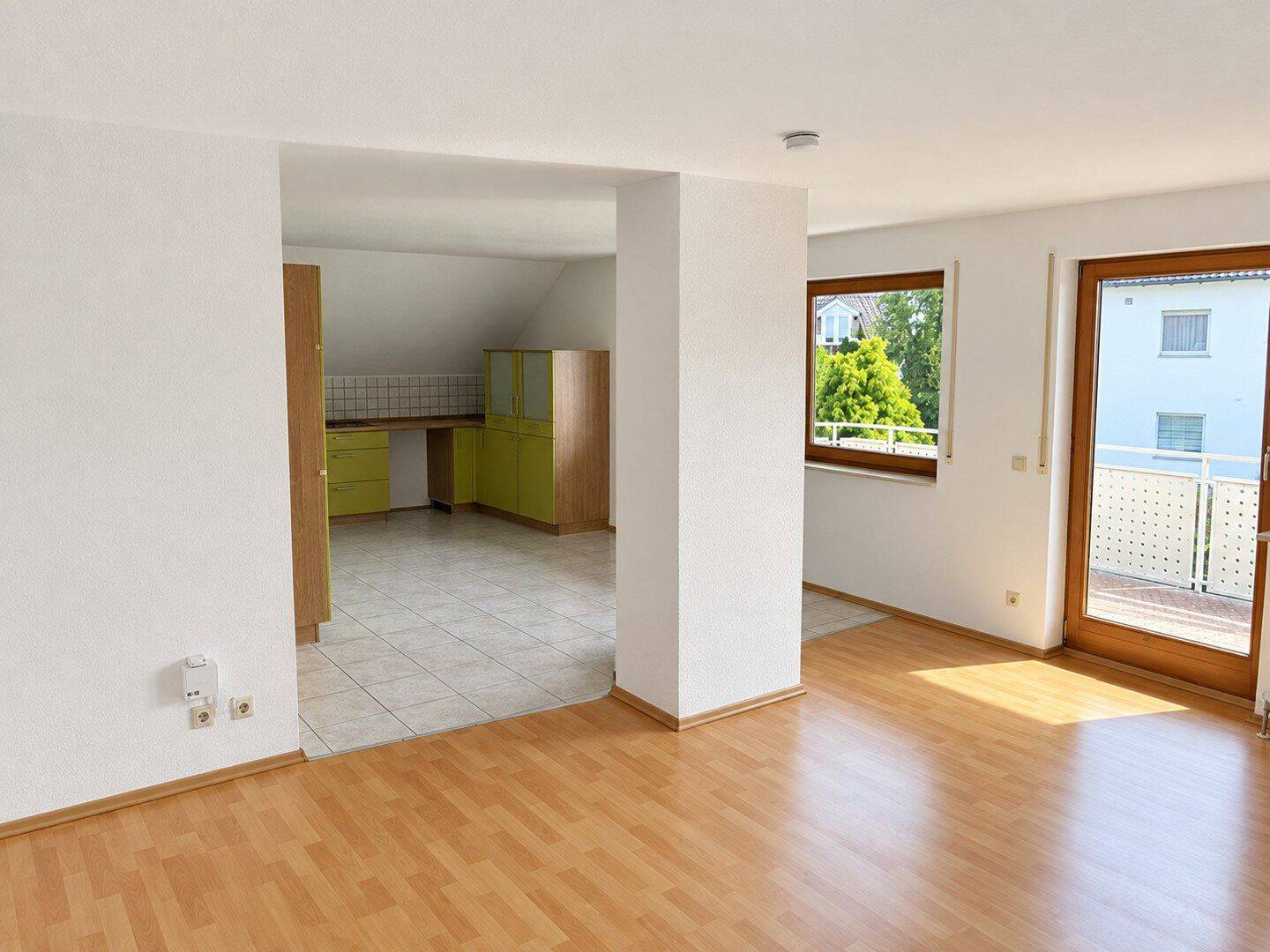 Großzügige 4-Zimmer-OG-Wohnung mit EBK, Balkon, Garage und Stellplatz, 75242 Neuhausen