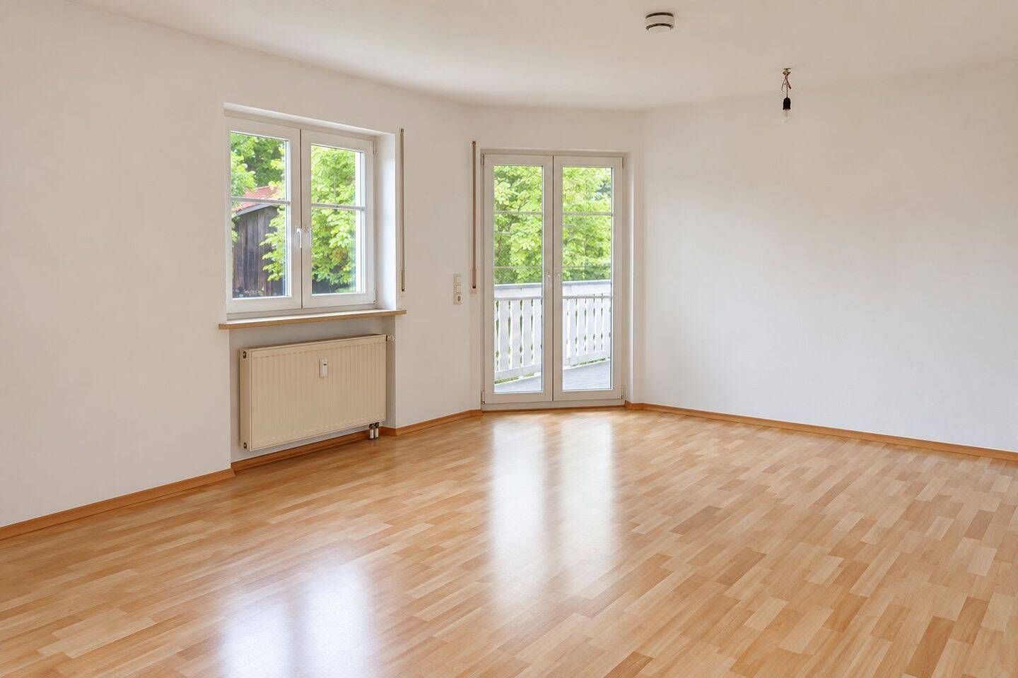 Helle 3-Zimmer-Wohnung mit großem Balkon, Garage & Keller in Högen, 91249 Weigendorf