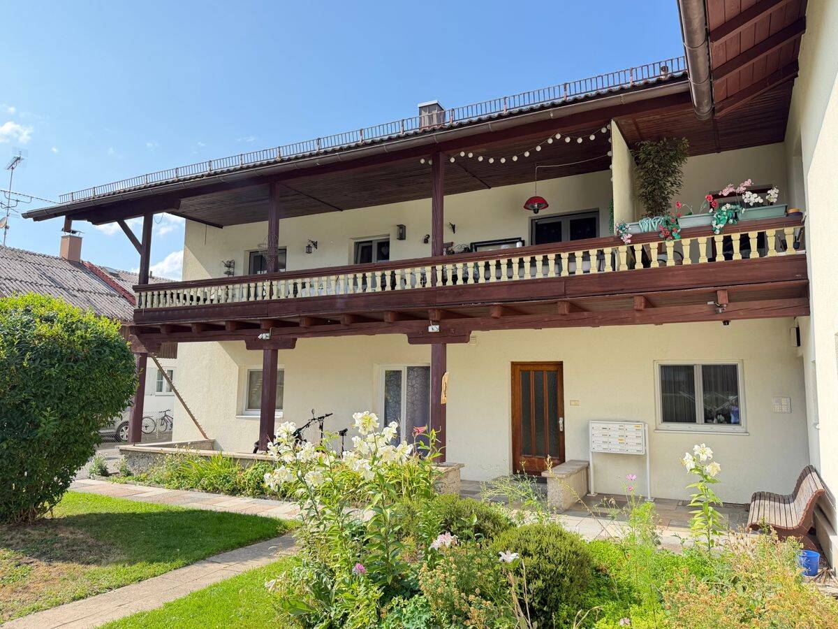 Freigestellte Wohnung mit TG-Platz: Renovierungsbedürftige 2-Zimmer Erdgeschosswohnung am Schloßberg, 83071 Stephanskirchen