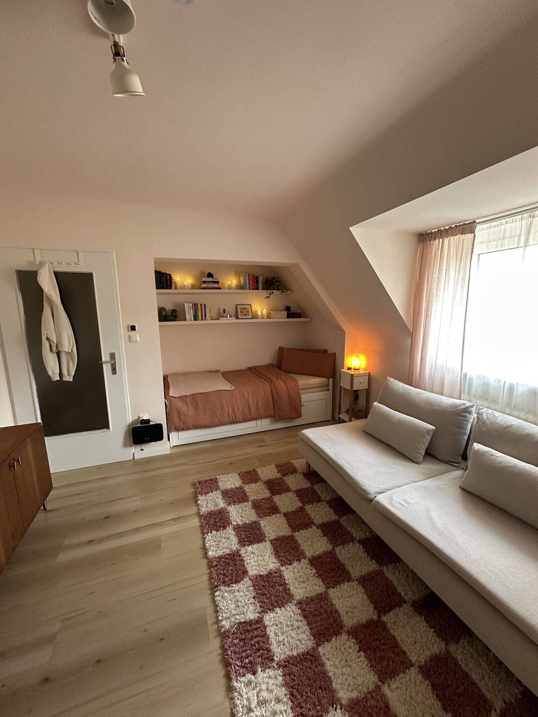 Im Herzen von Nürnberg: moderne, möblierte sowie helle und attraktive 1-Zimmer-Dachgeschosswohnung, 90403 Nürnberg (Gleißbühl Lorenz Sebald)